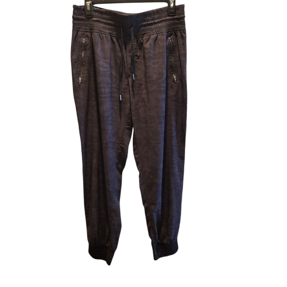 Athleta Women's Camden Printed Jogger Black Gray Joggers Size 10 - Picture 2 of 7
